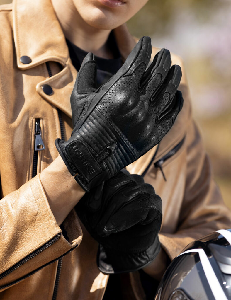 choosing motorcycle gloves
